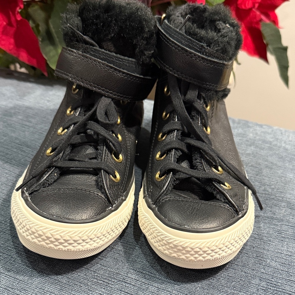 NWOT Converse Chuck Taylor All Star Leather Shroud Hi Black Faux
Fur Women 6.5